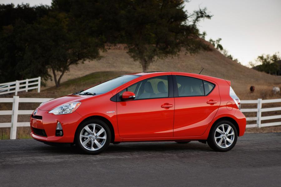  Toyota Prius C 2011 года  (фото 26 из 37)